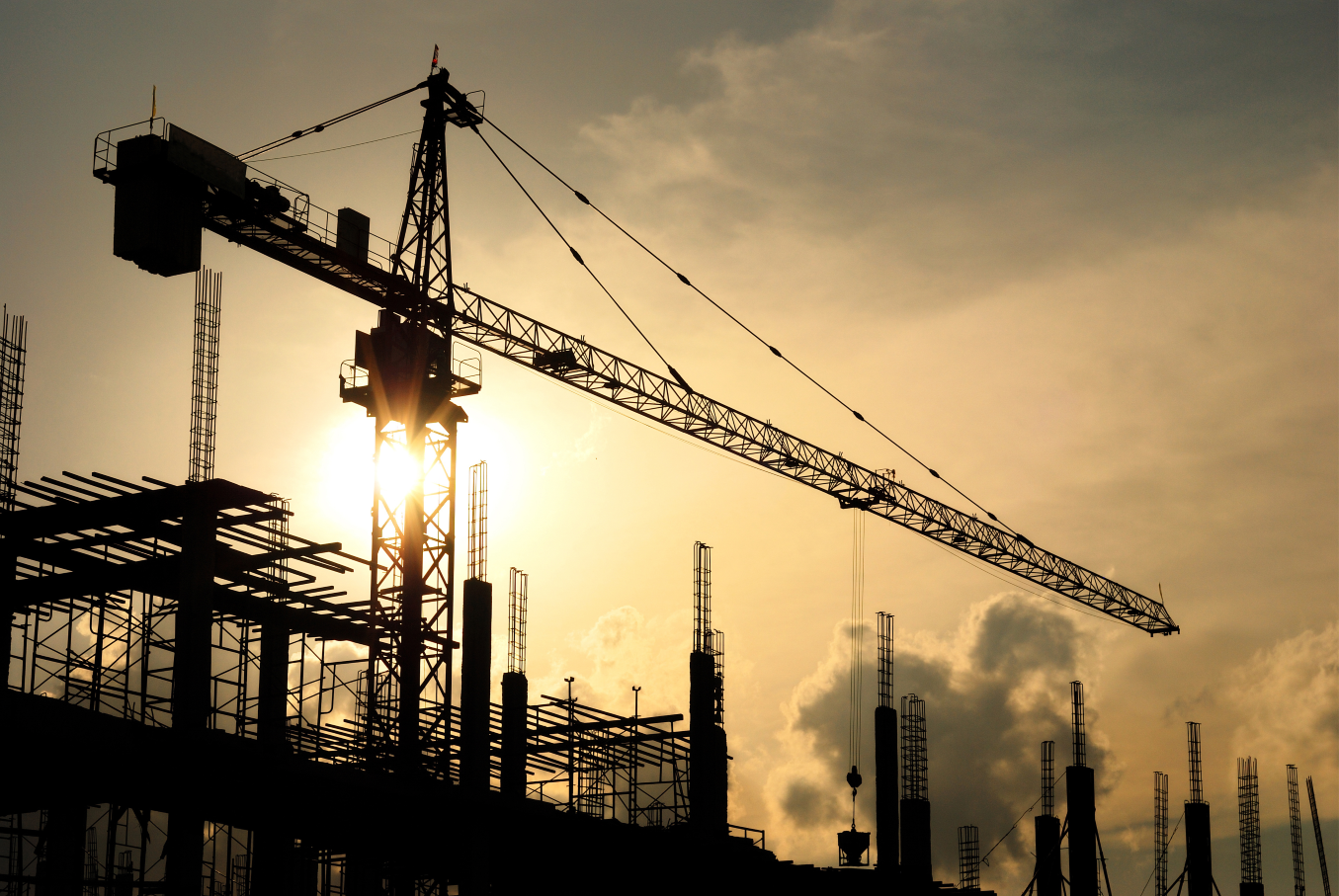 Contractors All Risk Insurance image of a crane on a construction site